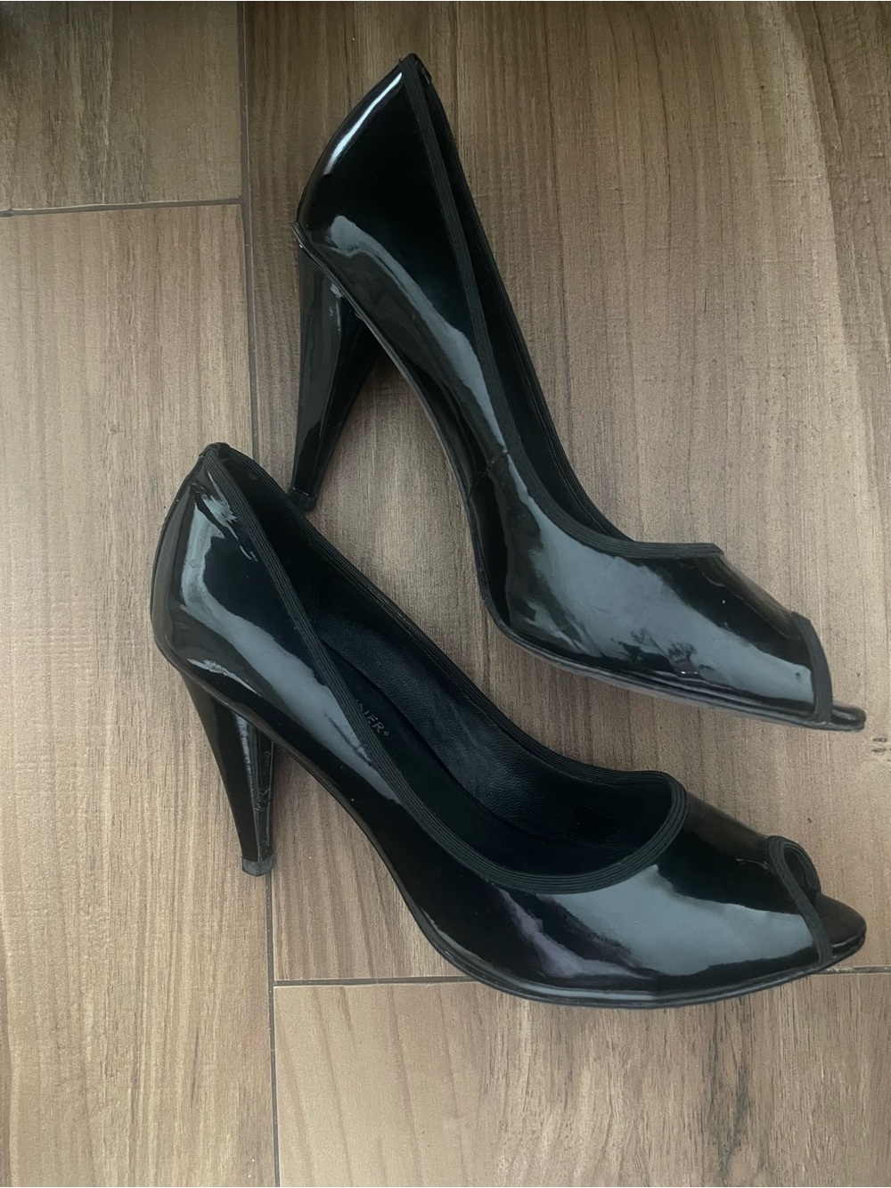 Donald Pliner Sz 9.5 M black patent leather four inch heels 👠 great condition